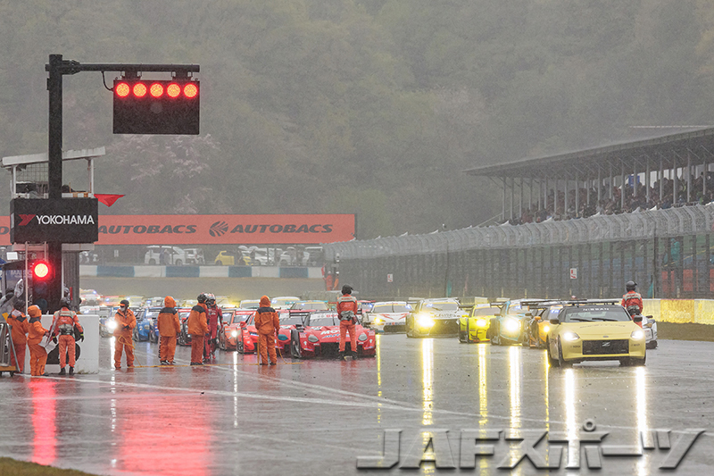 GT500クラスはMOTUL AUTECH ZとNiterra MOTUL Zが1-2