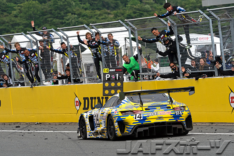 中升 ROOKIE AMG GT3が23時間37分で逆転劇を演じて初の総合優勝