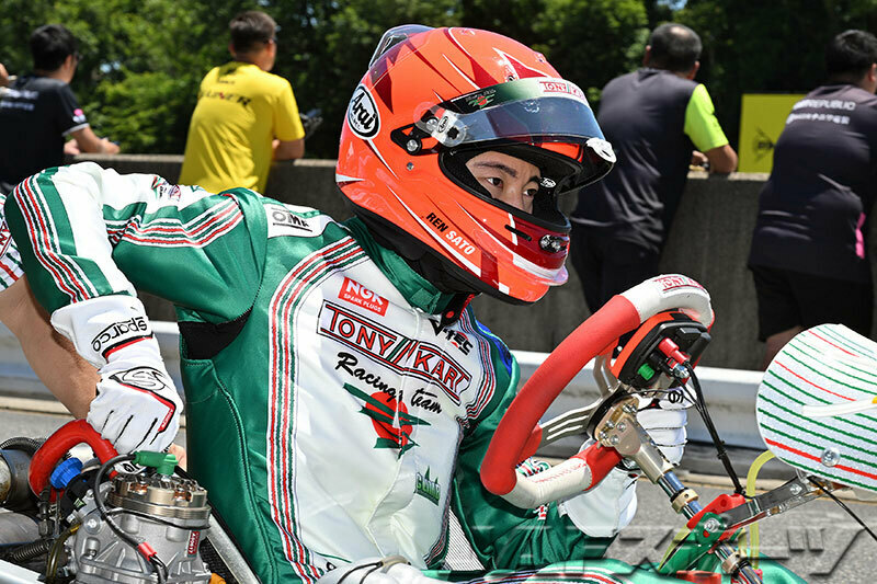 写真：全日本カート選手権 OK部門に参戦した際にSKV-Rを装着した佐藤蓮選手は、軽量感と高い通気性、扱いやすいセンターロック機構を評価し、快適性の大幅な向上を実感したと語っている。