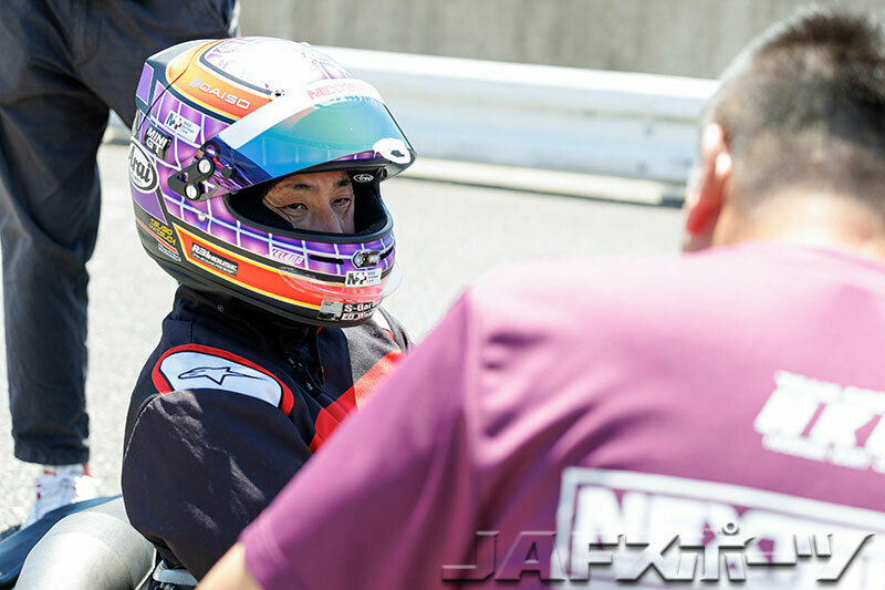 写真：松田次生選手はGPR KARTING SERIESのRokSHIFTERにてSKV-Rを使用。重量バランス改善による軽快な装着感と通気性向上、下方視野の拡大などを評価し、実戦での快適性と使いやすさの進化を言葉にした。