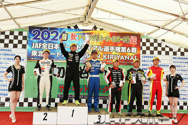 写真：PN2クラスの表彰式。左から2位の奈良選手、1位の張間選手、3位の稲葉選手、4位の佐藤卓也選手、5位の川島秀樹選手、6位の加地真志選手。