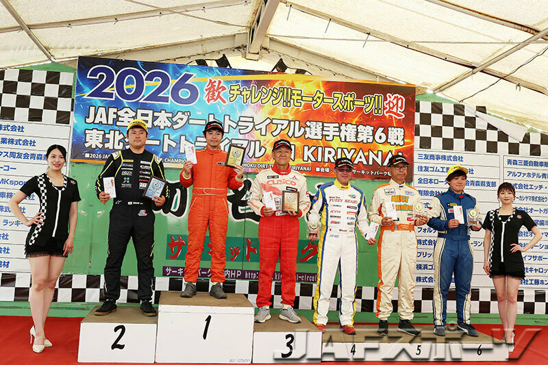 写真：SA2クラスの表彰式。左から2位の黒木選手、1位の浜選手、3位の荒井選手、4位の林軍市選手、5位のマイケルティー選手、6位の笠原陸玖選手。