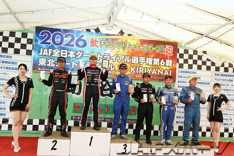 写真：D1クラスの表彰式。左から2位の志村選手、1位のパッション崎山選手、3位の山崎選手、4位の山下貴史選手、5位の佐藤史彦選手、6位の松田宏毅選手。