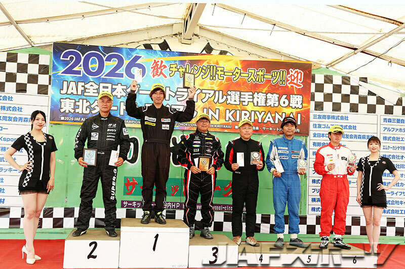 写真：PN1クラスの表彰式。左から2位の飯島選手、1位の大場選手、3位の工藤選手、4位の深谷文彦選手、5位の北原栄一選手、6位の西畑蒼選手。