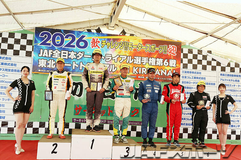 写真：SCクラスの表彰式。左から2位の北村選手、1位の岡本選手、3位の吉村選手、4位の亀田幸弘選手、5位の上村智也選手、6位の平塚忠博選手。