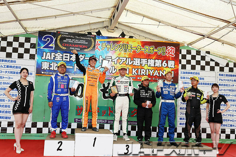 写真：PN3クラスの表彰式。左から2位の小関選手、1位の竹本選手、3位の上野選手、4位の加藤琢選手、5位の坂井義浩選手、6位の和泉泰至選手。