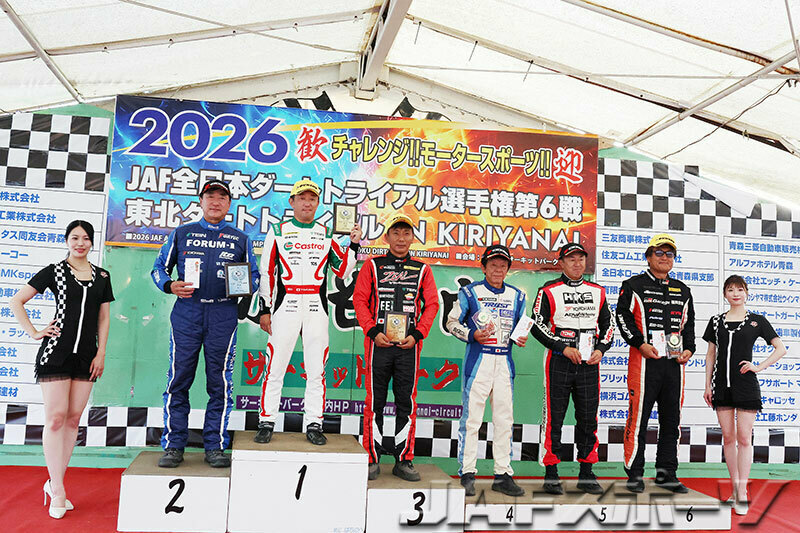 写真：D2クラスの表彰式。左から2位の大西選手、1位の鎌田選手、3位の炭山選手、4位の谷田川敏幸選手、5位の田口勝彦選手、6位の江川博選手。