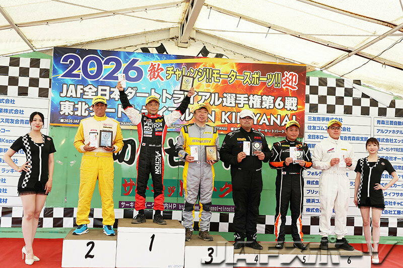 写真：PNE1クラスの表彰式。左から2位の鈴木選手、1位の小山選手、3位の山部選手、4位のいりえもん選手、5位の猪股将大選手、6位の大門主明選手。