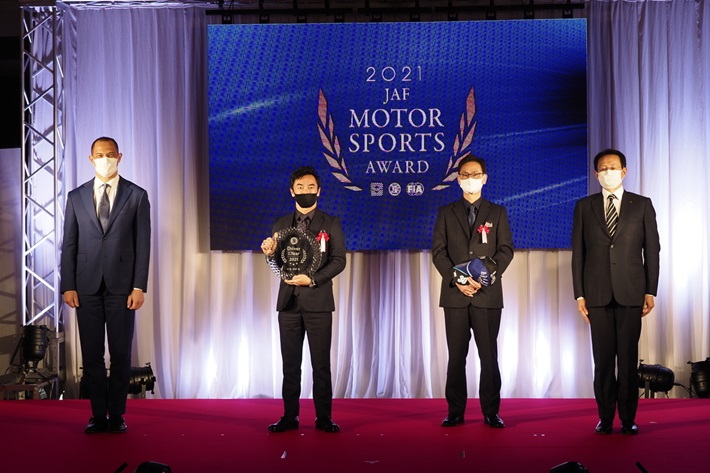 2021 JAF MOTOR SPORTS AWARD（室伏スポーツ庁長官・佐藤琢磨選手・JAF藤井会長・ファン代表）