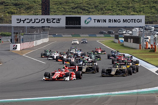 モータースポーツ競技風景
